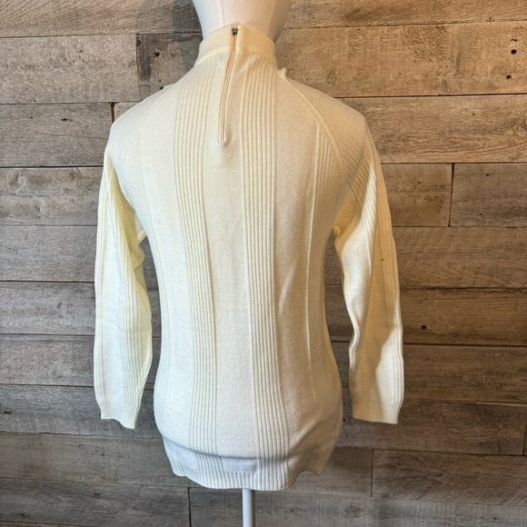 Vintage women’s cream mock neck acrylic long sleeved sweater in 36 or Small - Picture 3 of 9